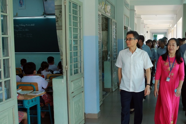 Phó Thủ tướng Vũ Đức Đam thăm trường tiểu học Phước Tân 2, phường Phước Tân, TP. Biên Hoà, Đồng Nai - Ảnh : VGP/Đình Nam