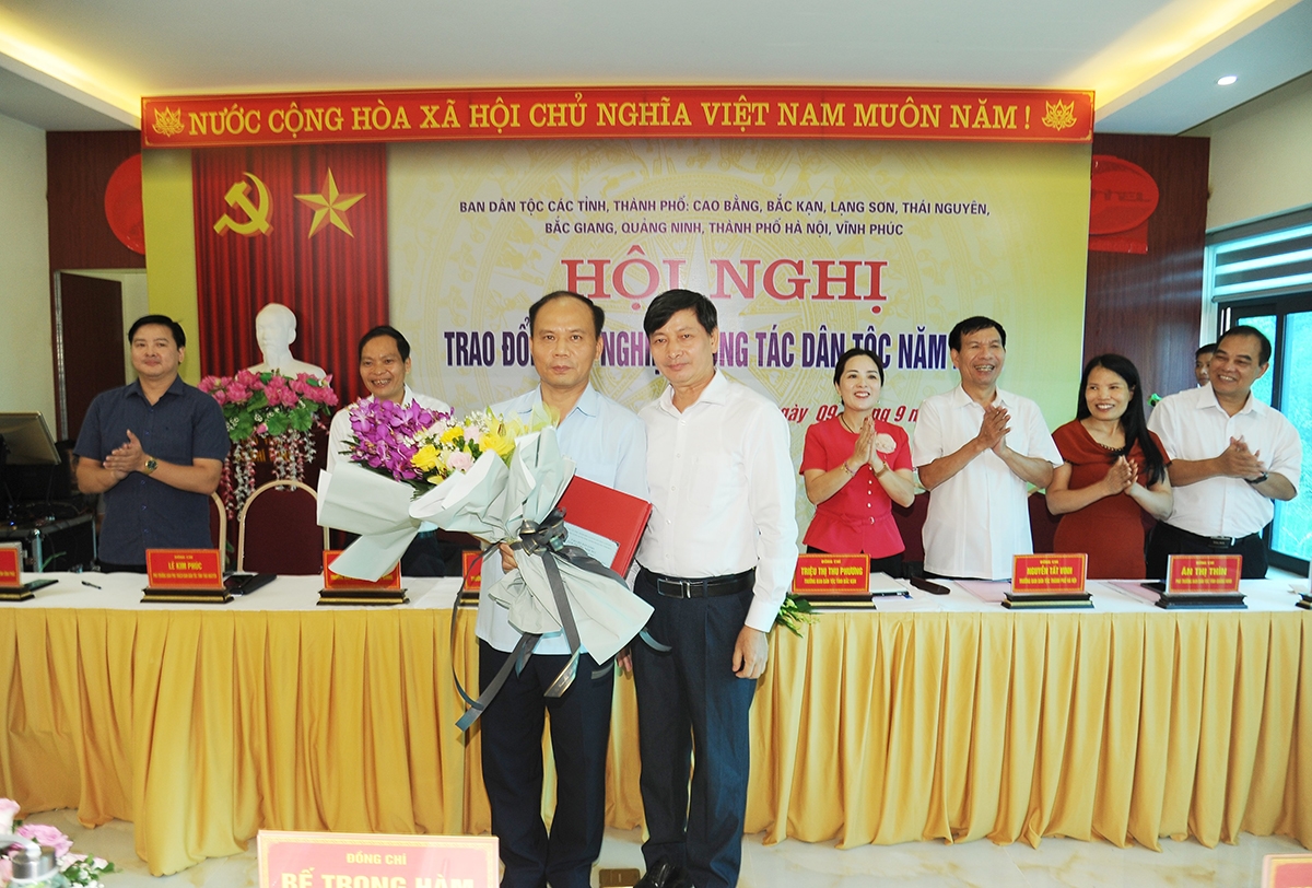 Ban Dân tộc tỉnh Cao Bằng đã bàn giao nhiệm vụ đăng cai tổ chức Chương trình phối hợp năm 2023 cho Ban Dân tộc tỉnh Thái Nguyên, đơn vị cụm trưởng luân phiên năm 2023.