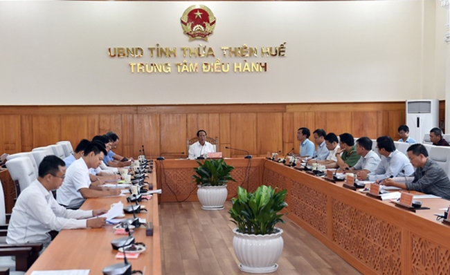 Sau khi đi toàn tuyến cao tốc dài hơn 98 km từ Quảng Trị tới Thừa Thiên Huế, Phó Thủ tướng chủ trì cuộc họp về tiến độ Dự án. (Ảnh VGP/Đức Tuân)