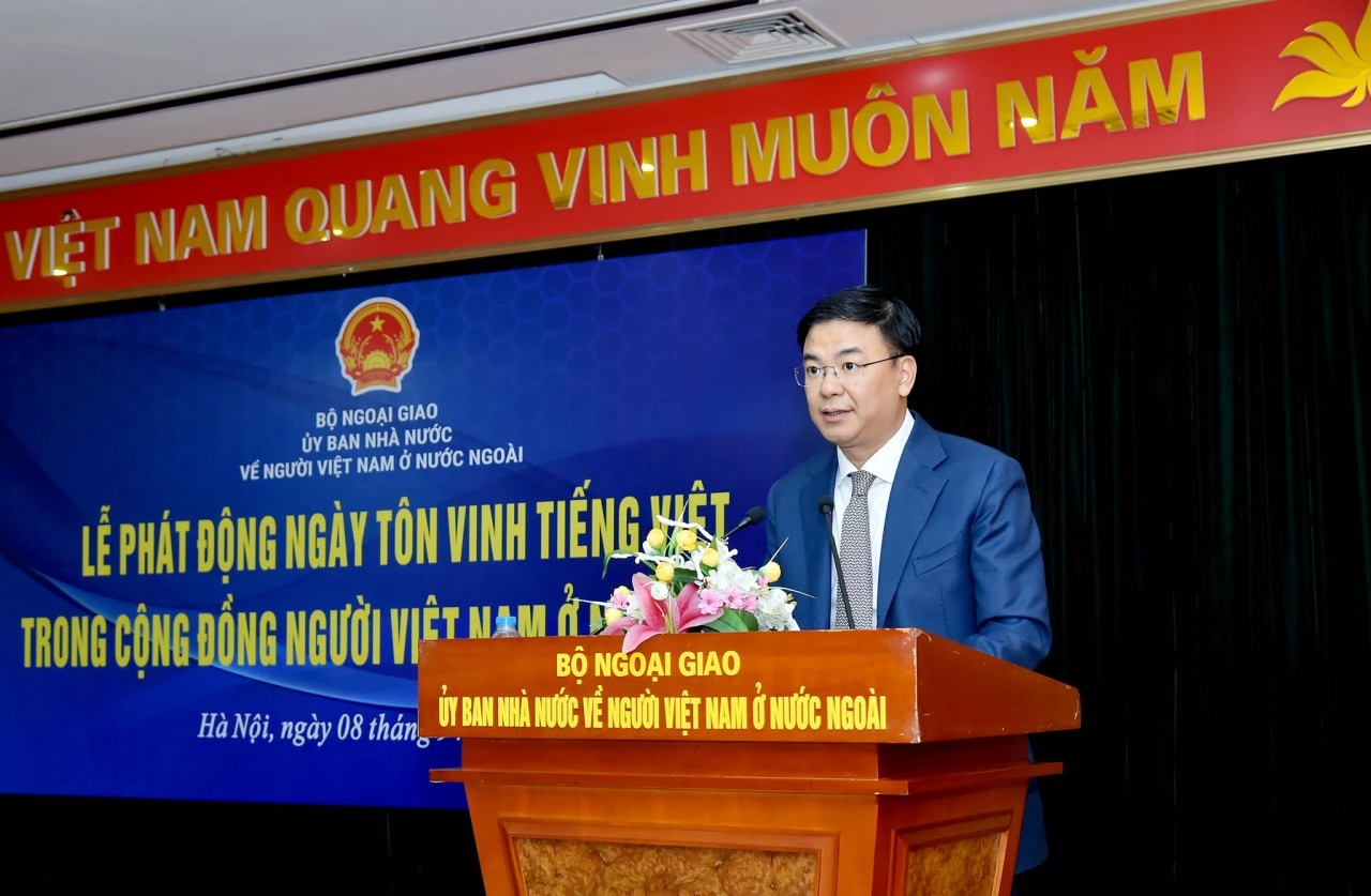 hứ trưởng Phạm Quang Hiệu phát biểu khai mạc Lễ phát động Ngày Tôn vinh tiếng Việt trong cộng đồng NVNONN. (Ảnh: BQT)