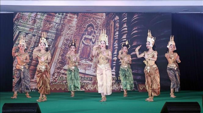 Tiết mục múa Apsara nổi tiếng của dân tộc Khmer do các nghệ sĩ Campuchia biểu diễn.