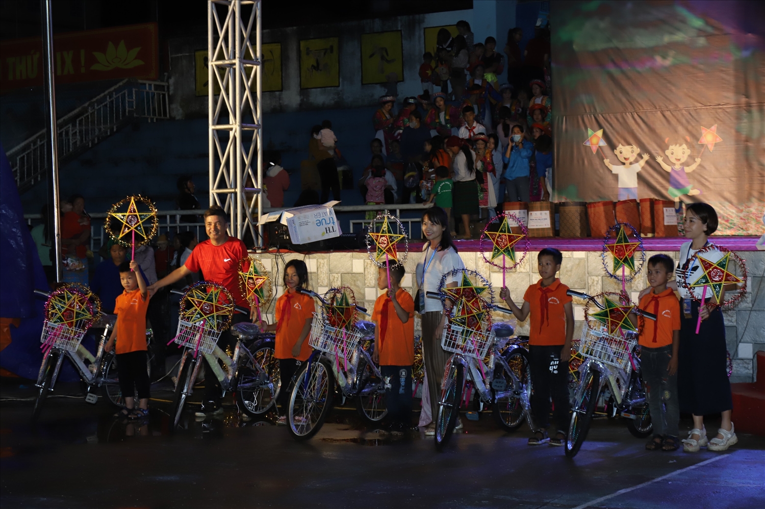 Đại diện các nhà tài trợ đã trao xe đạp cho các em học sinh