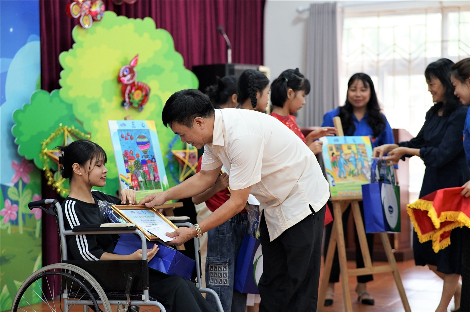 Em Nguyễn Thị Vân Giang – Giải Nhì cuộc thi vẽ tranh nhận bằng khen và quà tặng khích lệ từ Giám đốc Quỹ bảo trợ trẻ em Việt Nam 