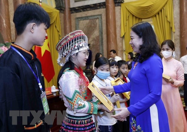 Phó Chủ tịch nước Võ Thị Ánh Xuân tặng quà cho các trẻ em khó khăn. (Ảnh: An Đăng/TTXVN)