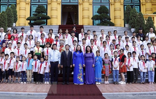 Phó Chủ tịch nước Võ Thị Ánh Xuân với các trẻ mồ côi, khuyết tật, có hoàn cảnh khó khăn. (Ảnh: An Đăng TTXVN)