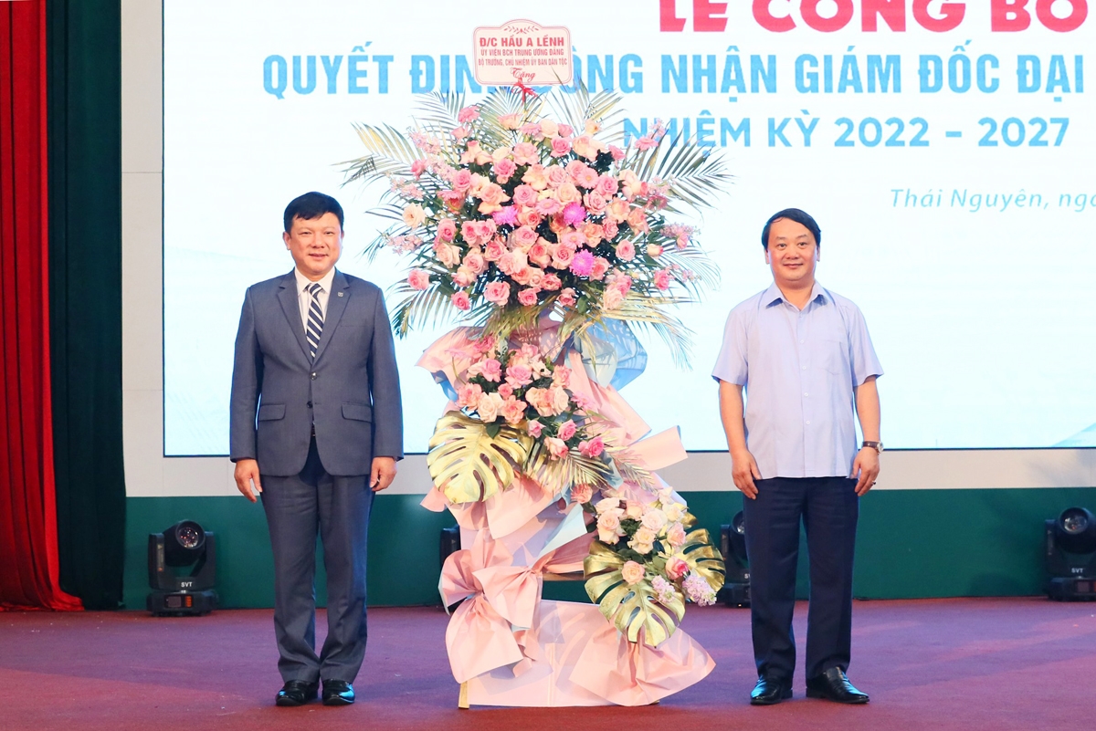 Bộ trưởng, Chủ nhiệm UBDT Hầu A Lềnh tặng hoa chúc mừng PGs.Ts. Hoàng Văn Hùng trên cương vị mới là Giám đốc ĐHTN nhiệm kỳ 2022 - 2027