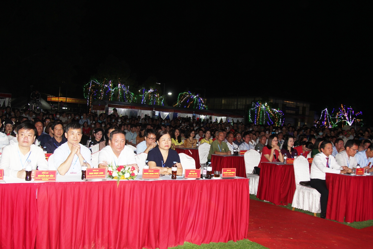 Đêm khai mạc thu hút đông đảo du khách thập phương đến tham dự
