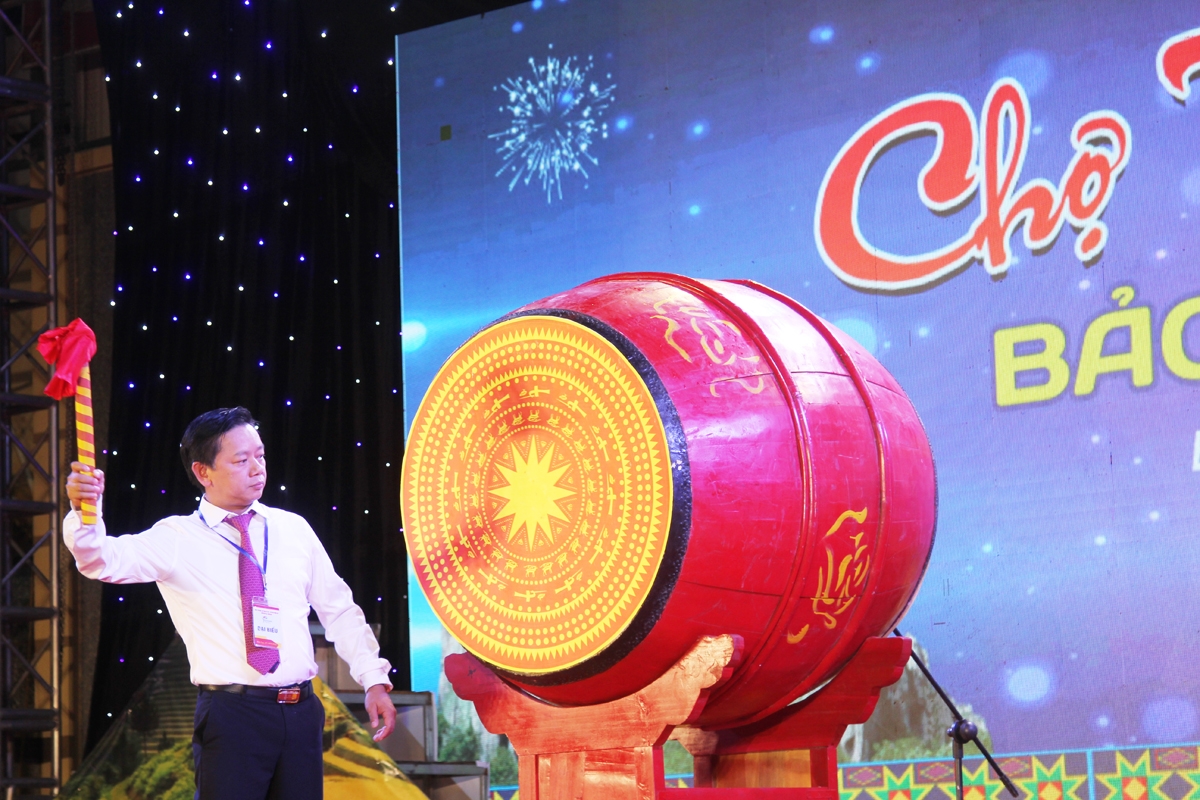 Ông Lã Hoài Nam - Bí thư Huyện ủy đánh trống khai mạc Tuần lễ Văn hóa, thể thao, du lịch - Chợ tình Phong lưu huyện Bảo Lạc, năm 2022