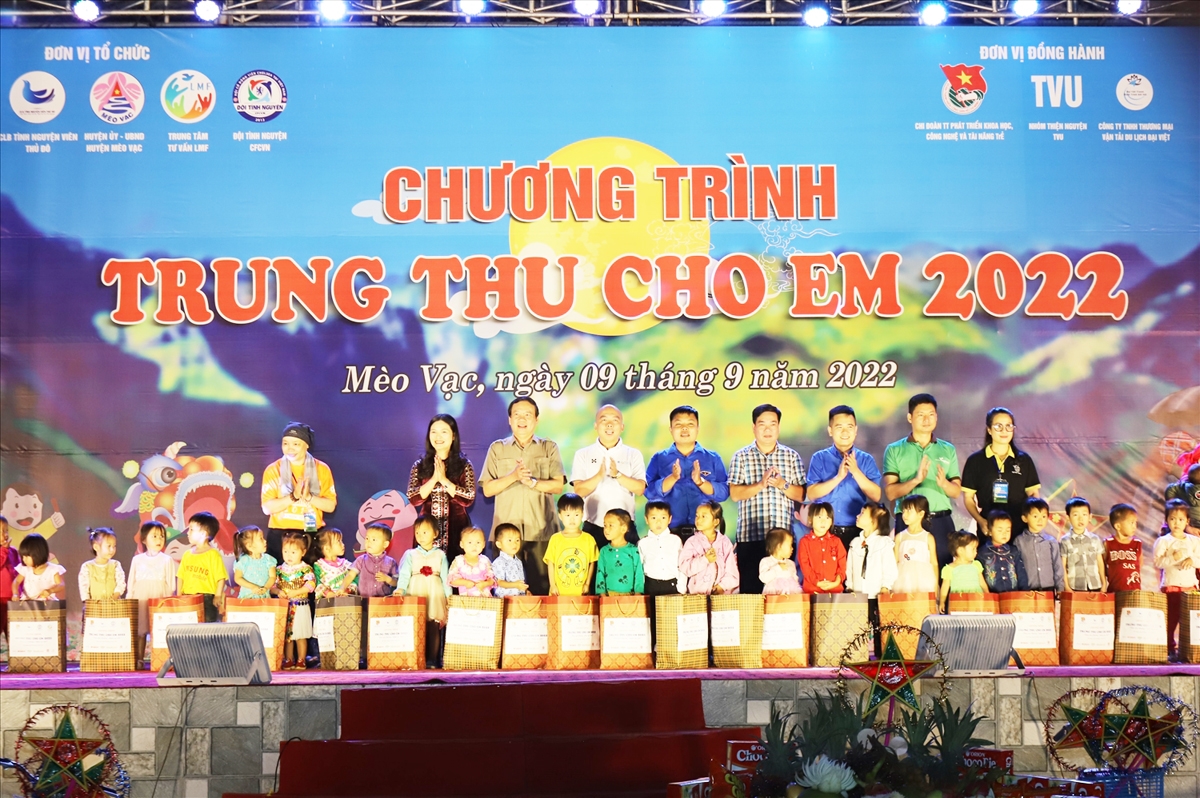 Chủ tịch Trung ương Hội Cựu thanh niên xung phong Việt Nam Vũ Trọng Kim và Tỉnh ủy viên, Bí thư Huyện ủy Mèo Vạc Vương Ngọc Hà cùng các đại biểu tặng quà cho các em học sinh vùng cao