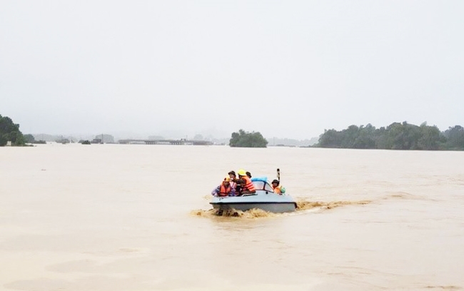 Lực lượng chức năng khẩn trương giúp người dân trong mưa lũ