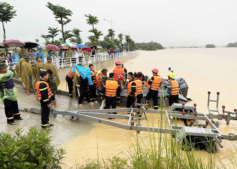 Công an tỉnh Hòa Bình sơ tán người dân và tài sản do mua lũ tại huyện Lương Sơn