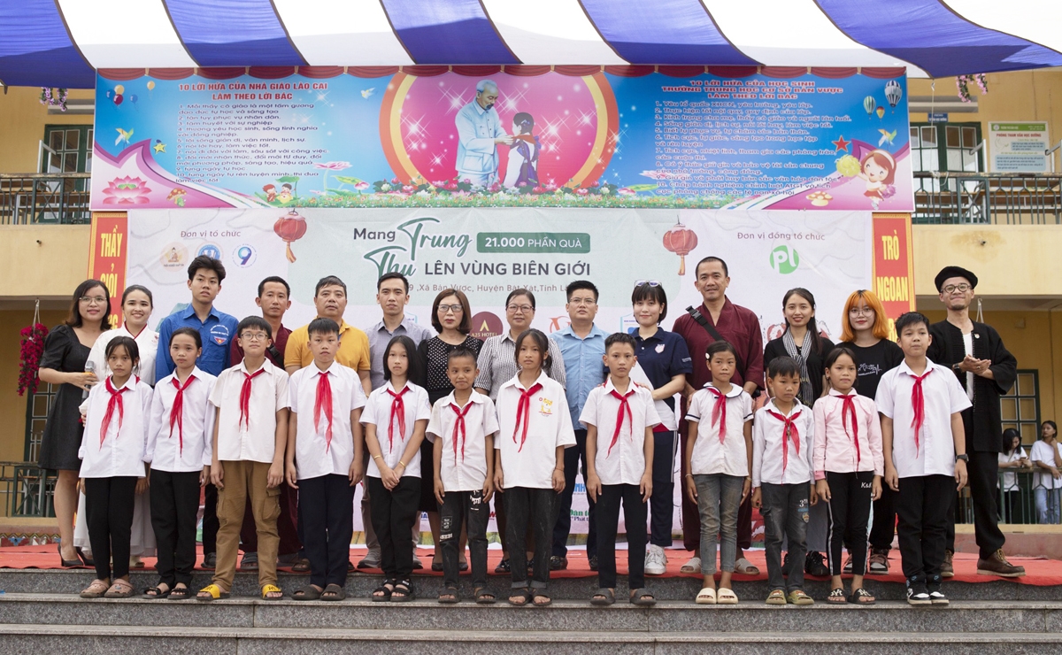 Ban tổ chức cùng lãnh đạo tỉnh Lào Cai, huyện Bát Xát, Phòng giáo dục và Đào tạo huyện Bát Xát chụp ảnh lưu niệm