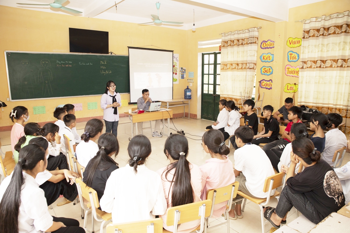 10 lớp học chống xâm hại tình dục trẻ em cho 305 em học sinh tại huyện Bát Xát