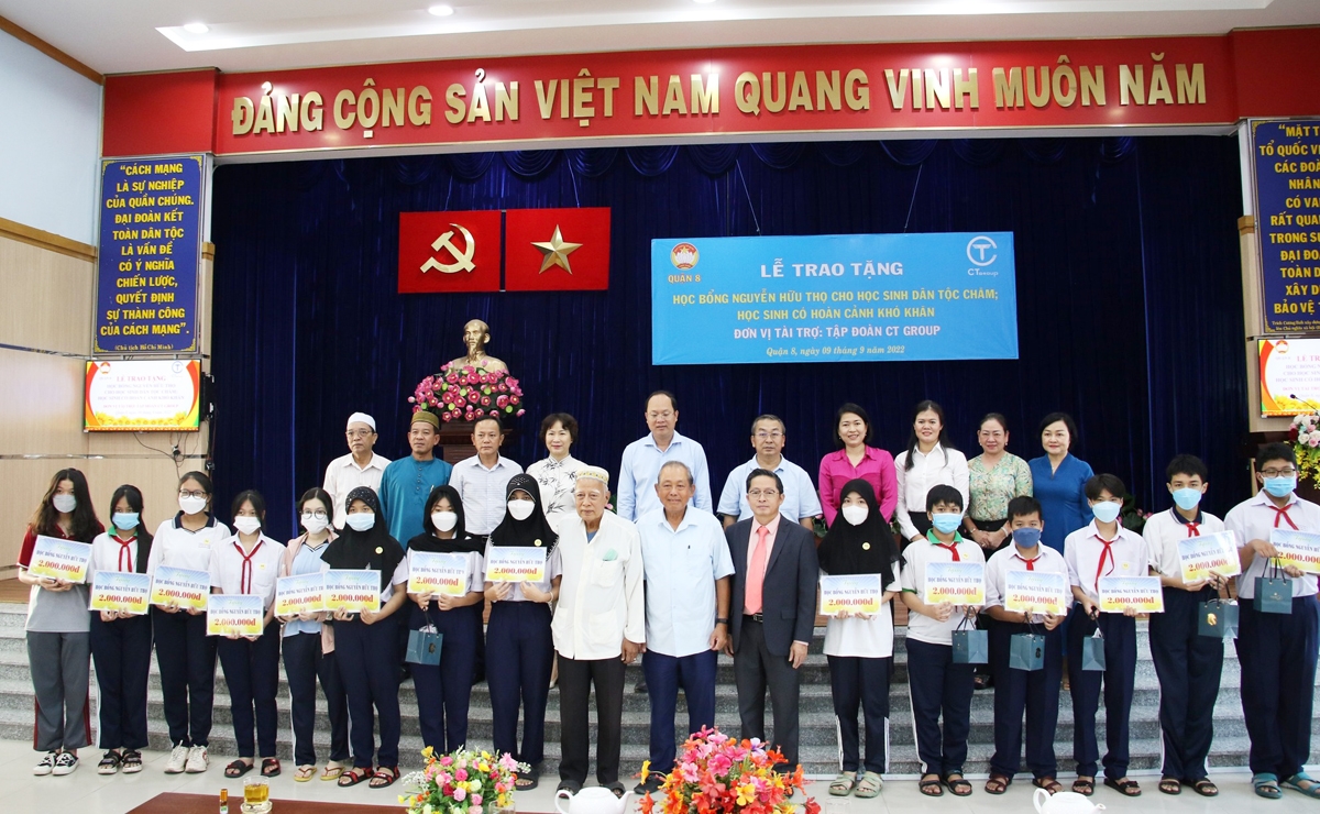 Trao học bổng cho các em học sinh dân tộc Chăm có hoàn cảnh khó khăn trên địa bàn quận 8, TP. Hồ Chí Minh