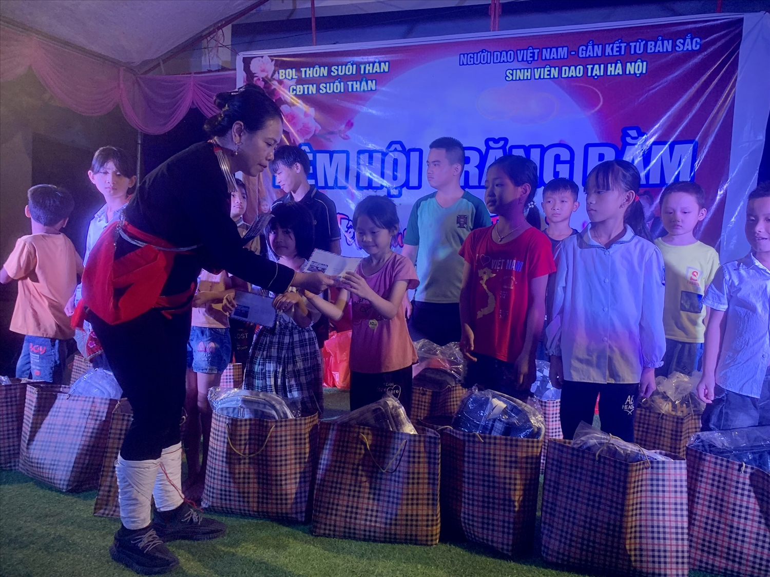 Tiến sĩ Bàn Thị Quỳnh Giao - Viện Văn học - Viện Hàn lâm KHXH Việt Nam trao học bổng cho các em học sinh nghèo vượt khó