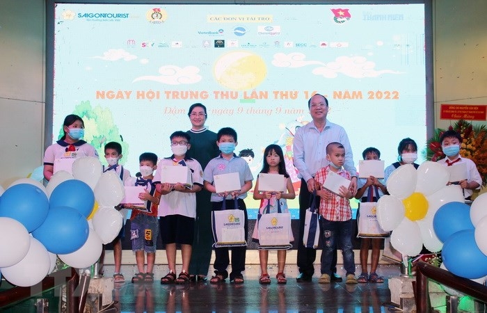 Đại diện Lãnh đạo UBND Thành phố Hồ Chí Minh, sở ngành, đoàn thể và Ban Tổ chức trao quà cho các em thiếu nhi tham gia Ngày hội Trung thu 
