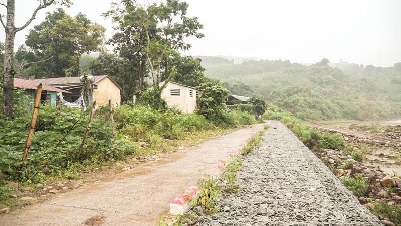 Bờ kè sông Đakrông đoạn qua thôn A Rồng, xã A Ngo huyện Đakrông được xây dựng làm cho đồng bào yên tâm hơn trước mùa mưa bão