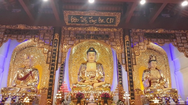 3 pho tượng bằng đồng tại chánh điện chùa Diệc có chiều cao 5-7m