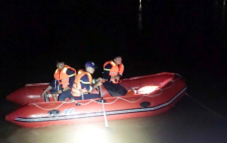 Cảnh sát PCCC&CNCH Công an tỉnh Thanh Hóa tìm kiếm người đuối nước trong đêm tối. (Ảnh: Công an cung cấp)