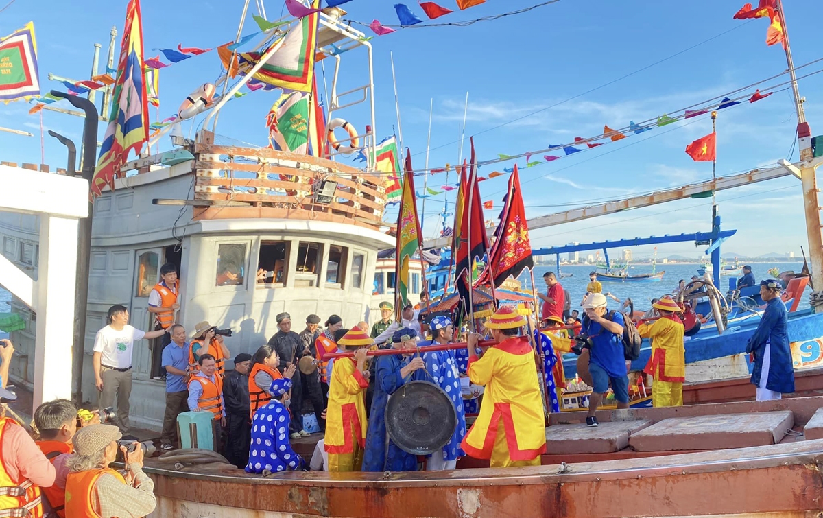 Nghinh Ông Thắng Tam là một truyền thống lâu đời ở Bình Thuận. Vào mỗi đầu năm, người dân thường tổ chức lễ hội bắt cá và tôn vinh Nghinh Ông. Năm nay, hãy xem hình ảnh các hoạt động sôi động của Lễ hội Nghinh Ông Thắng Tam để tìm hiểu thêm về văn hóa và truyền thống của đất nước.