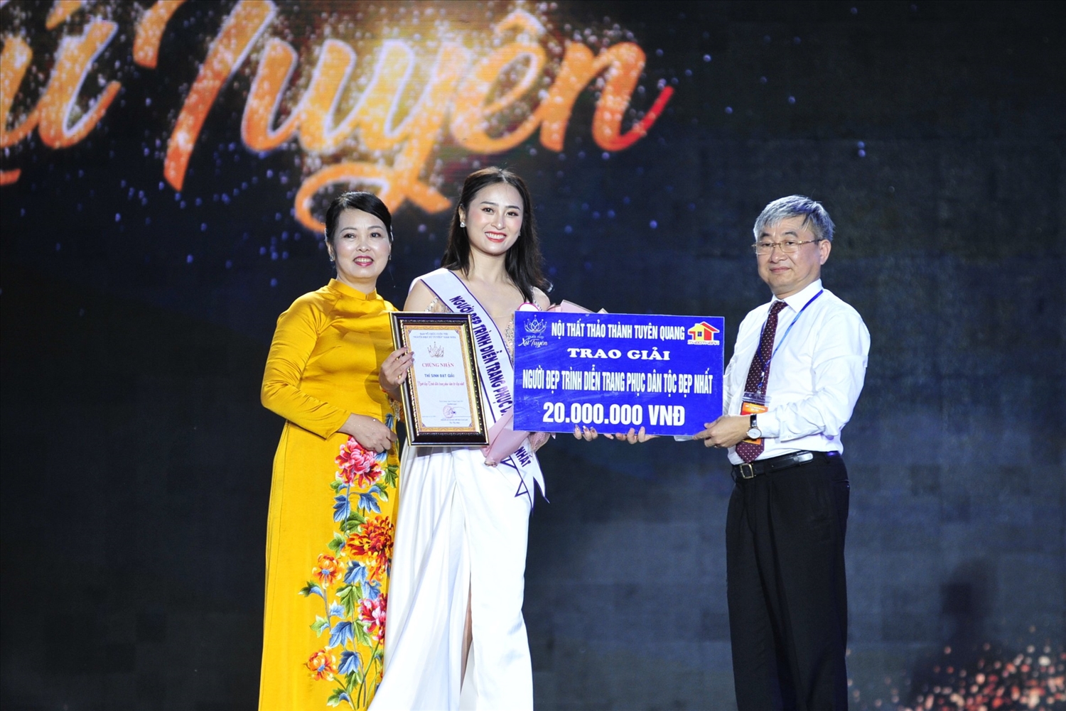 Ban Tổ chức trao danh hiệu Người đẹp trình diễn trang phục dân tộc đẹp nhất