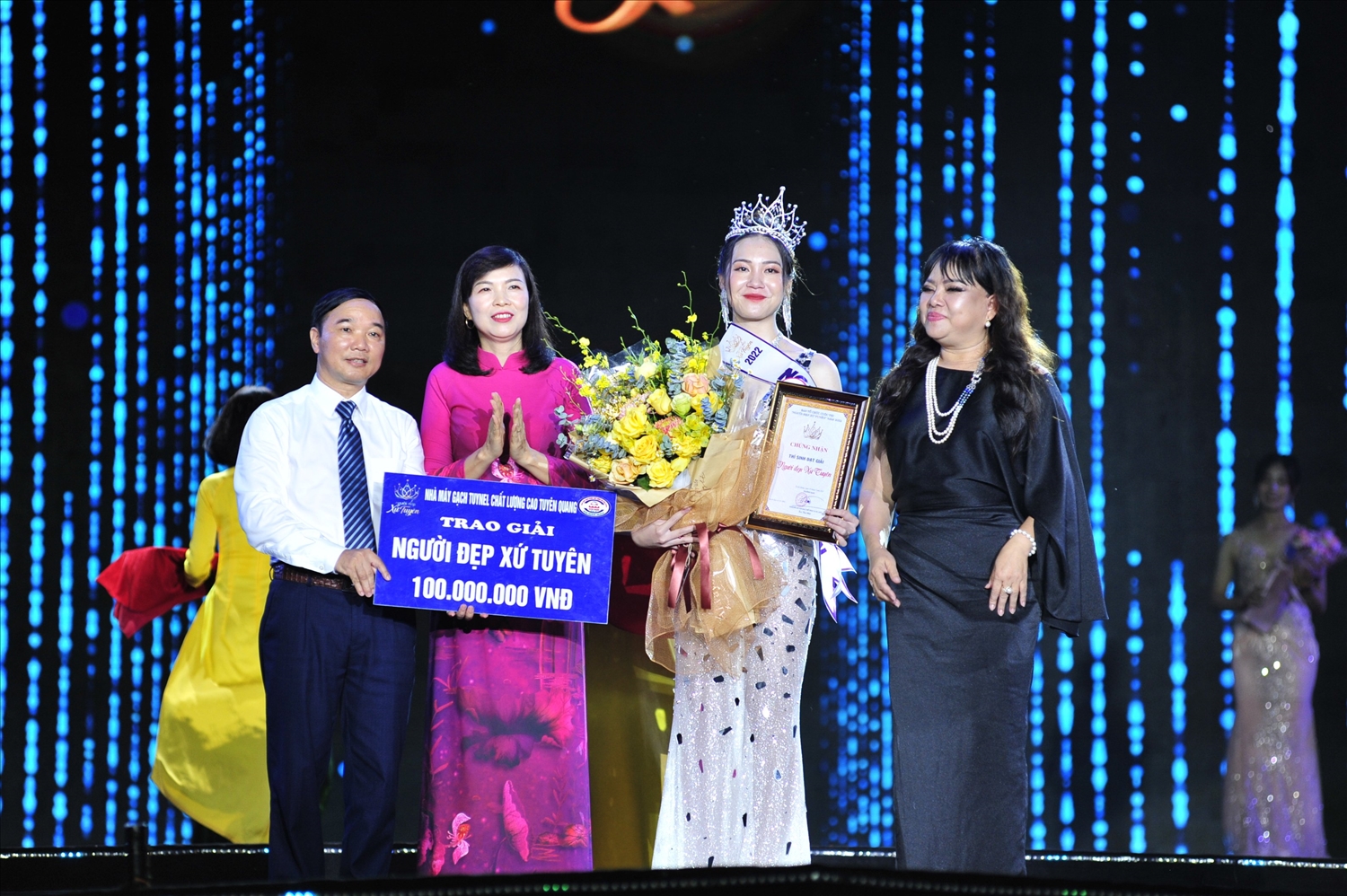 Phó Chủ tịch Thường trực HĐND tỉnh cùng các nhà tài trợ trao Danh hiệu và Vương niệm Người đẹp xứ Tuyên cho thí sinh Vũ Phương Thảo