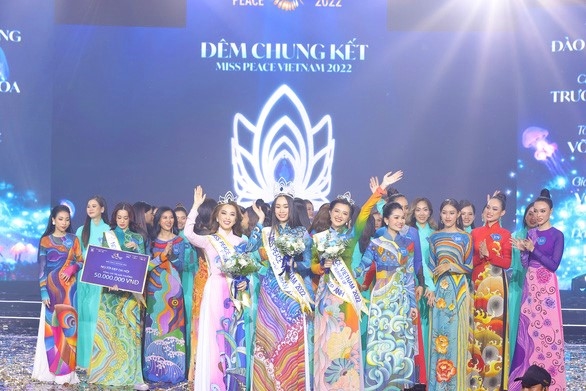 Giây phút đăng quang của top 3 "Miss Peace Vietnam 2022"