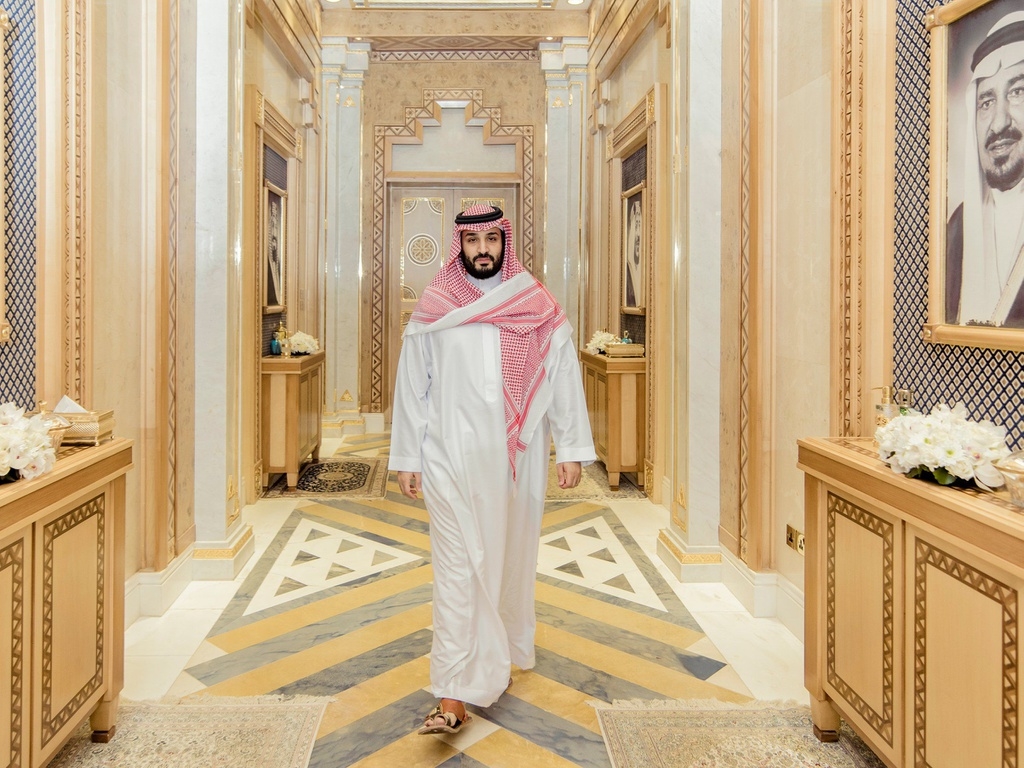 Sở hữu một phần khối tài sản kếch xù này, Thái tử Mohammed bin Salman Al Saud, người thừa kế tương lai của Saudi Arabia, cũng nổi tiếng với những khoản chi tiêu hào phóng. Thái tử Mohammed từng vung tay chi hàng trăm triệu USD mua các xa xỉ phẩm. Ảnh: Koin.