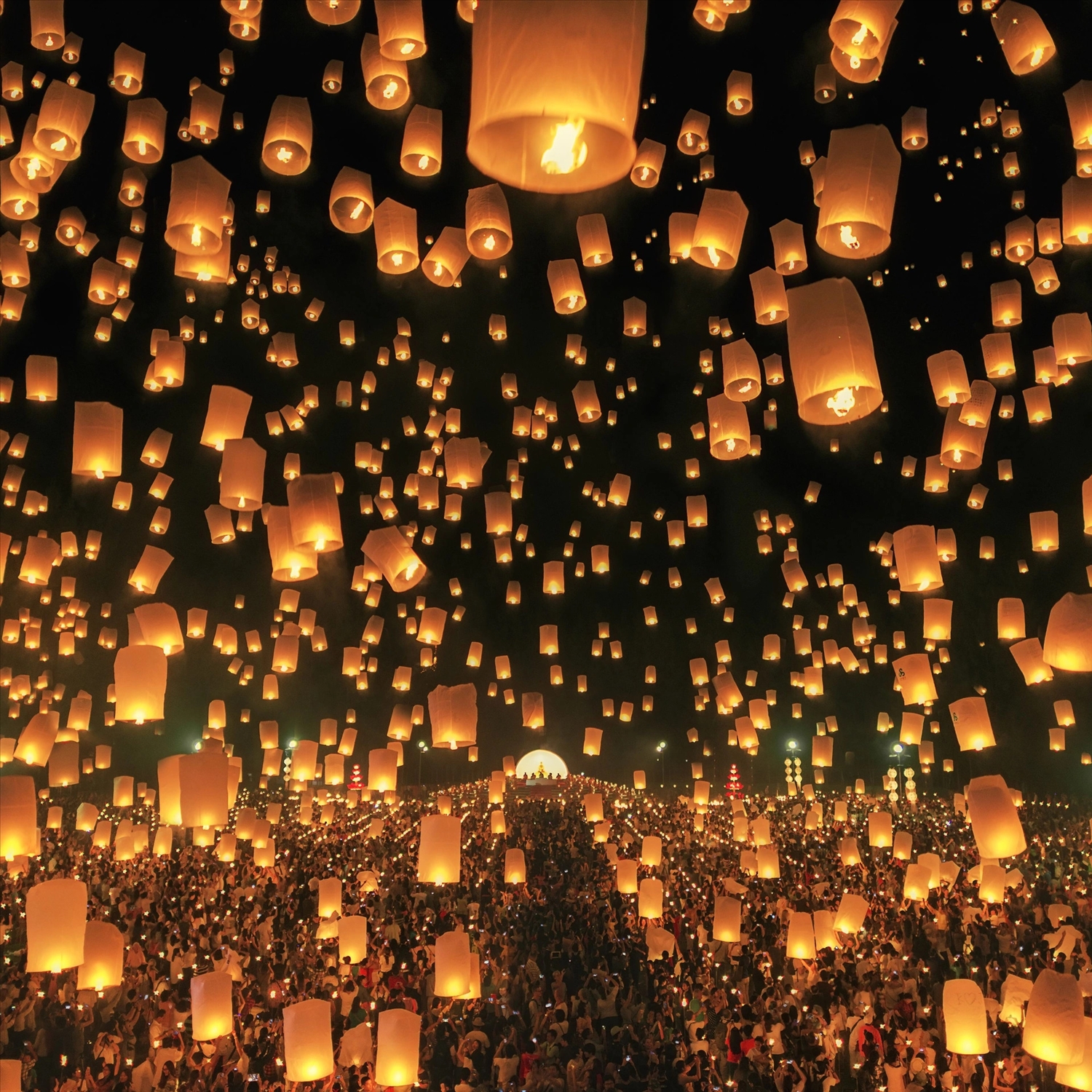 Thả đèn trời trong lễ hội Loi Krathong ở Chiang Mai - Ảnh: SOHU