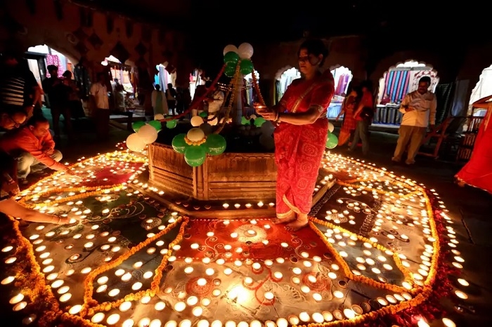 Diwali - có nghĩa là "một dãy đèn được thắp sáng"