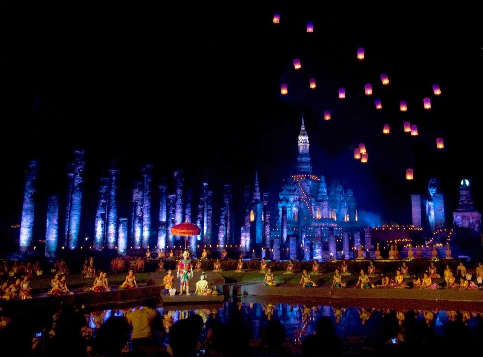 Công viên lịch sử Sukhothai (di sản thế giới được UNESCO công nhận vào năm 1991) sáng rực trong đêm hội Loi Krathong với chương trình biểu diễn sống động cùng hàng trăm chiếc đèn trời khomloi - Ảnh: SUGATO MUKHERJEE