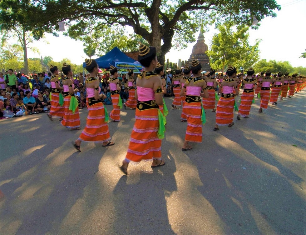 Những cuộc diễu hành trong trang phục truyền thống nhiều màu sắc là một phần không thể thiếu trong lễ hội Loi Krathong - Ảnh: SUGATO MUKHERJEE