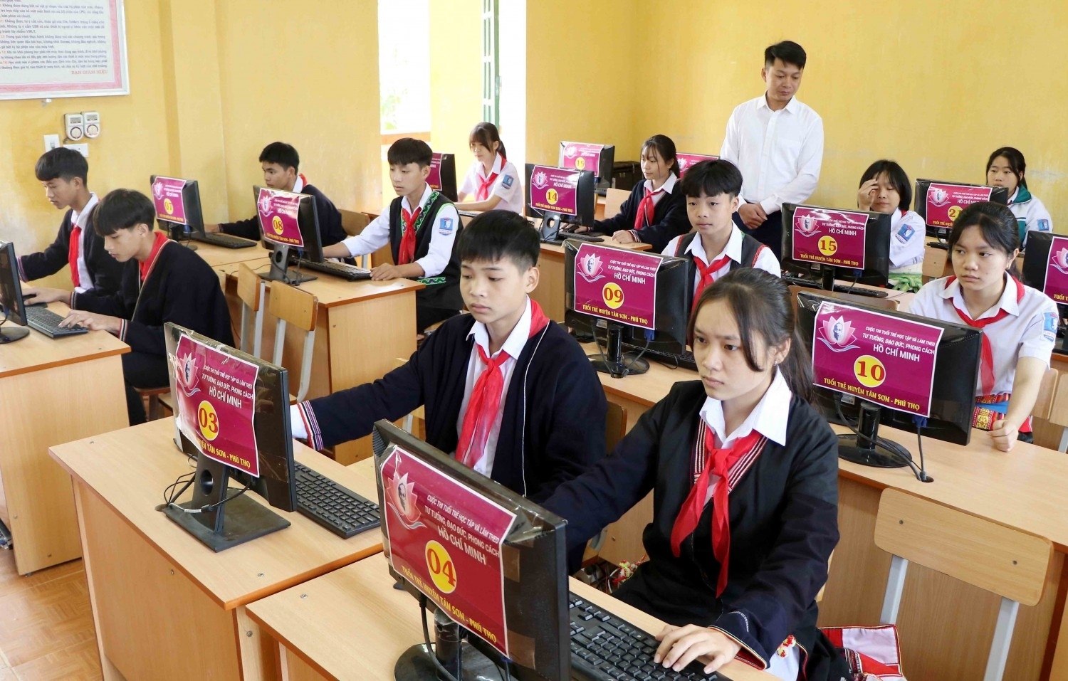 Học sinh, sinh viên đang học tập tại hệ thống trường chuyên biệt là nguồn LĐ có trình độ kế cận cho LLLĐ hiện có ở vùng TD&MNBB. (Trong ảnh: Giờ học tin học của học sinh Trường PTDTNT - THCS Tân Sơn, Phú Thọ - Ảnh: TTXVN)