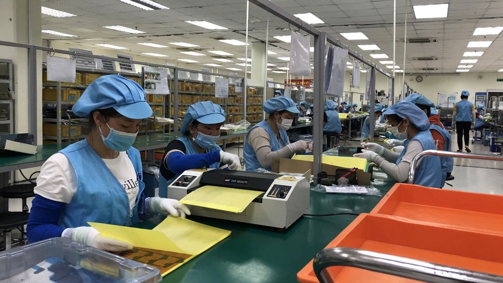 Doanh nghiệp nước ngoài đầu tư vào Việt Nam đã đưa LĐ của họ vào làm việc tại các khu công nghiệp là cơ hội để đào tạo, nâng cao tay nghề cho LĐ địa phương. (Trong ảnh: Công ty TNHH Siflex Việt Nam tại Bắc Giang hiện có 84 LĐ nước ngoài đang làm việc)