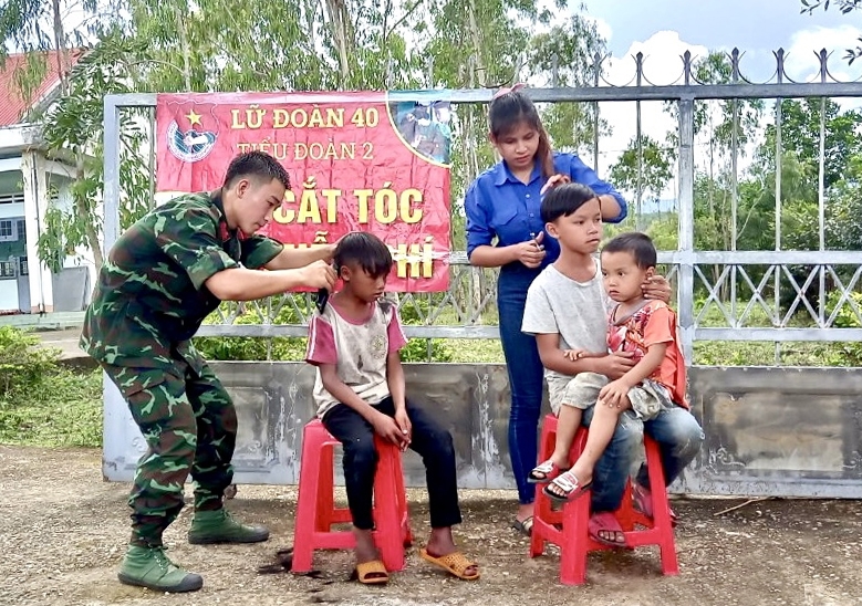 Trẻ em ở làng Đê Bơ Tưk (xã Đak Jơ Ta, huyện Mang Yang) được các chiến sĩ, thanh niên cắt tóc miễn phí