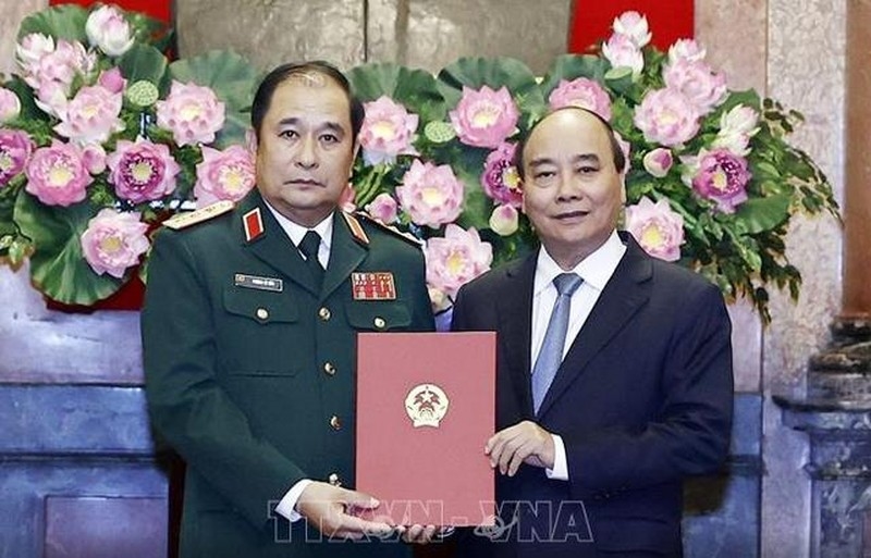 Chủ tịch nước Nguyễn Xuân Phúc trao Quyết định thăng quân hàm Thượng tướng cho đồng chí Phùng Sĩ Tấn.