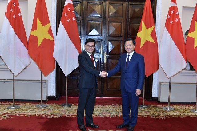 Phó Thủ tướng Lê Minh Khái và Phó Thủ tướng Singapore Vương Thụy Kiệt - Ảnh VGP/Quang Thương