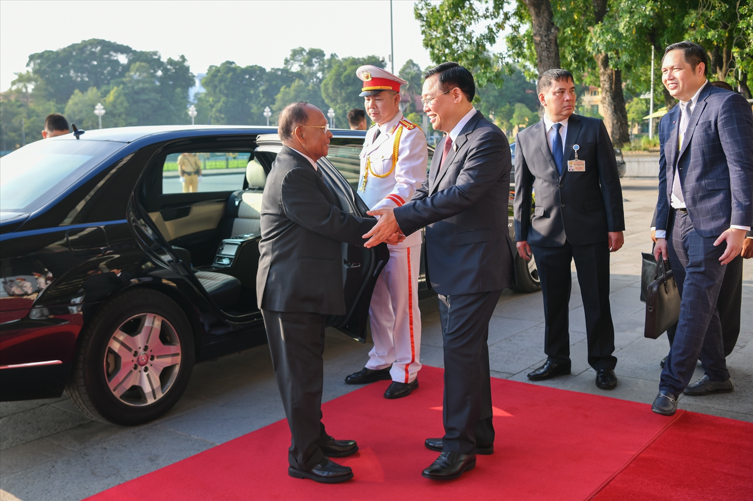Chủ tịch Quốc hội Vương Đình Huệ chào đón Chủ tịch Quốc hội Vương quốc Campuchia Samdech Heng Samrin