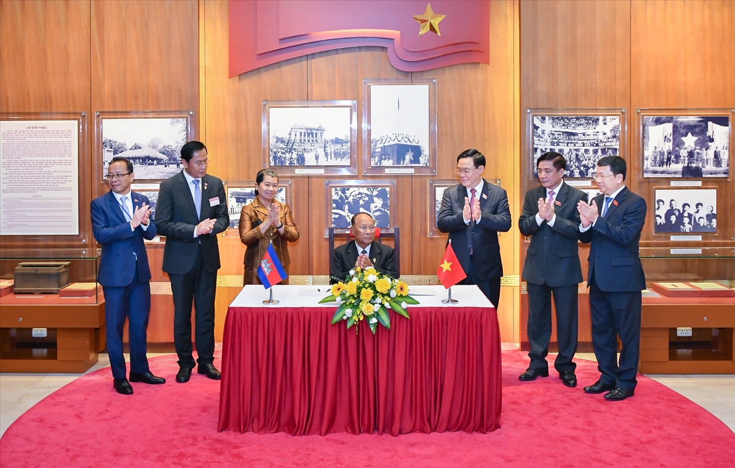 Chủ tịch Quốc hội Vương Đình Huệ mời Chủ tịch Quốc hội Campuchia thăm Phòng Truyền thống Quốc hội và ký Sổ vàng lưu niệm