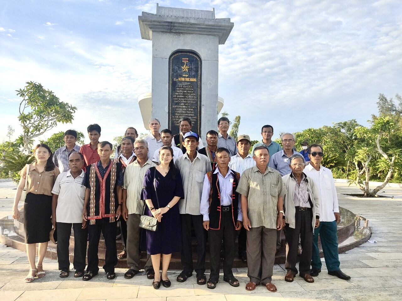 Đoàn đại biểu Người có uy tín tỉnh Phú Yên thăm Di tích mộ cụ Huỳnh Thúc Kháng (Quảng Ngãi)