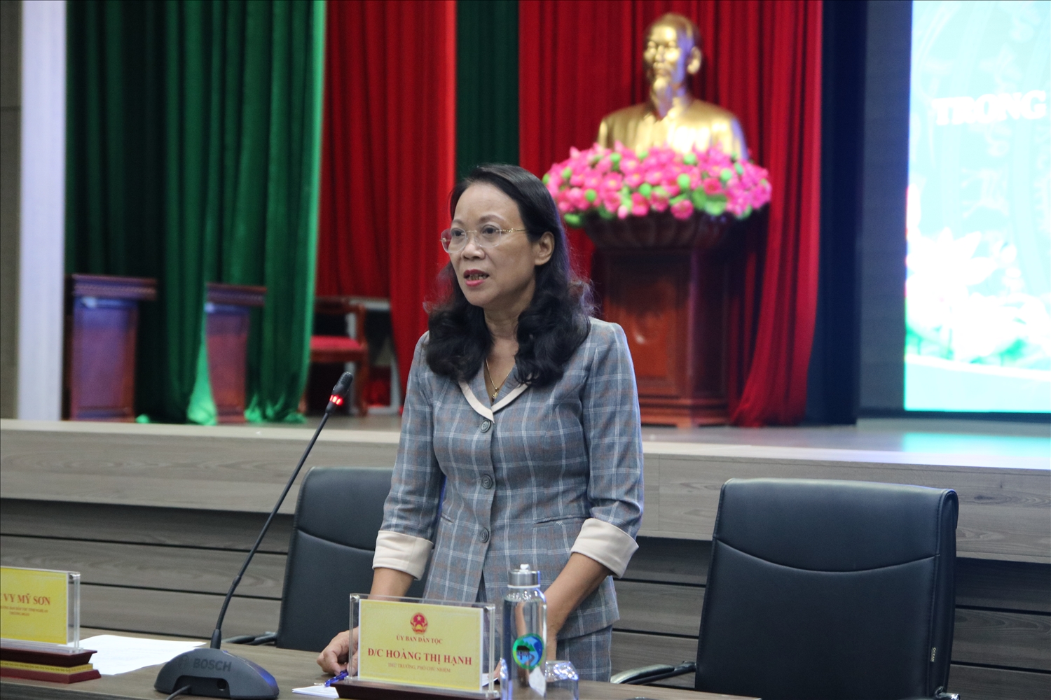 Thứ trưởng, Phó Chủ nhiệm UBDT Hoàng Thị Hạnh phát biểu tại buổi gặp mặt
