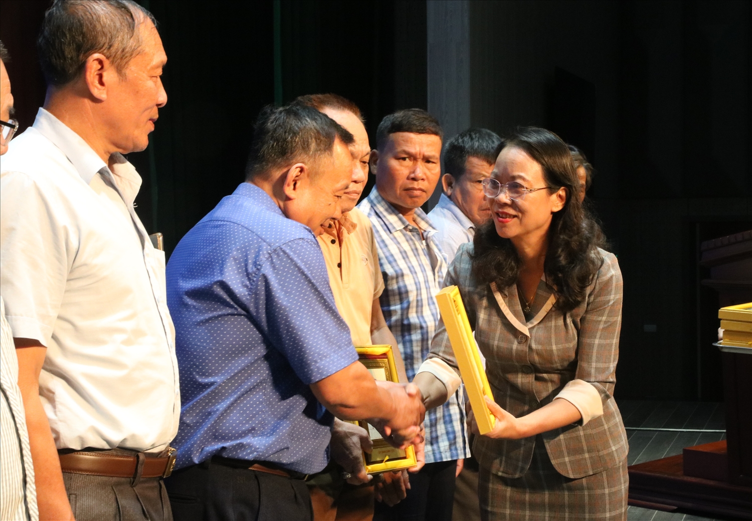 Thứ trưởng, Phó Chủ nhiệm Hoàng Thị Hạnh trao quà của UBDT cho đại biểu Người có uy tín tỉnh Nghệ An 