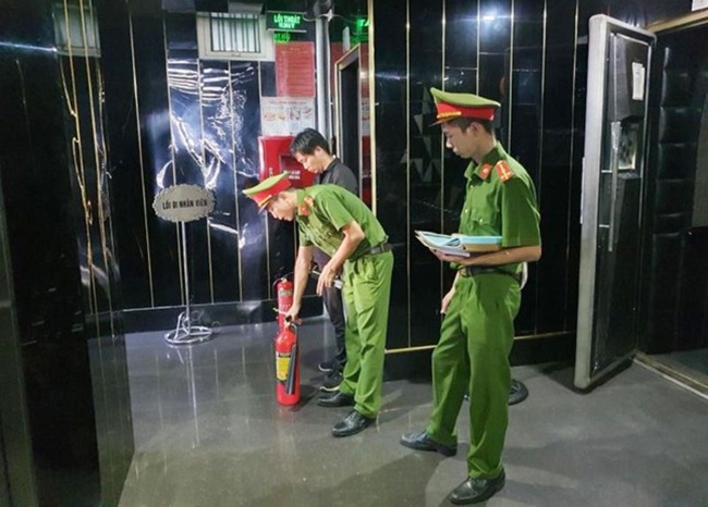 Lực lượng chức năng kiểm tra điều kiện PCCN tại cơ sở kinh doanh Kraoke ở Tp. Huế
