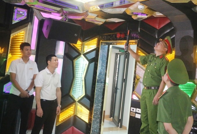 Lực lượng Công an kiểm tra thiết bị báo cháy tại một phòng hát Karaoke