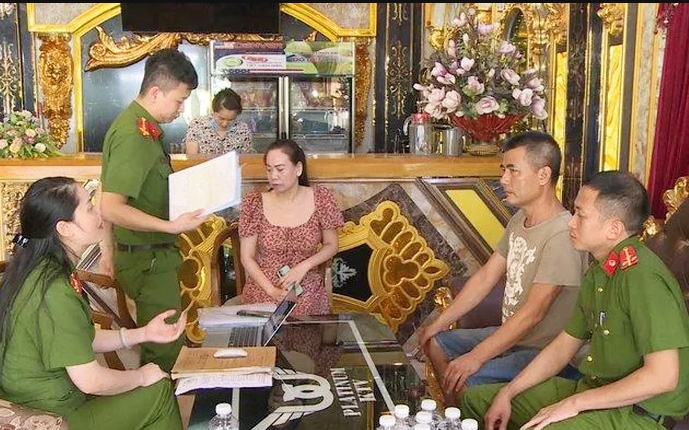 Đoàn công tác kiểm tra, xử lý vi phạm tại cơ sở kinh doanh Karaoke Platinum, phường Quảng Thắng
