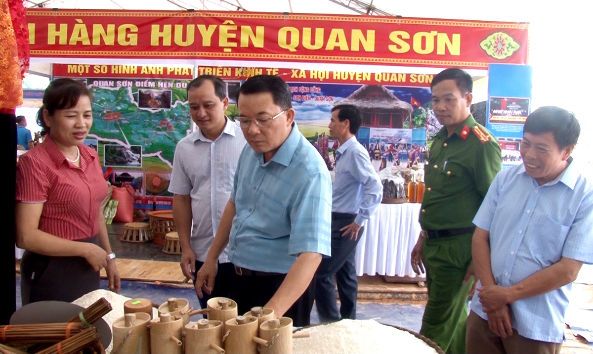 Các đại biểu tham gian hàng huyện Quan Sơn tại Hội chợ