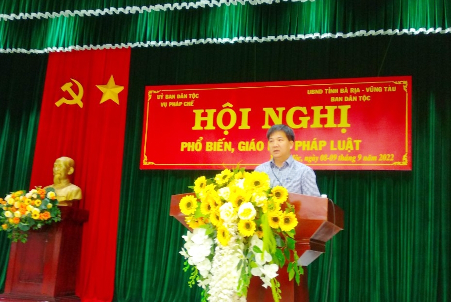 Ông Nguyễn Chí Tuấn - Phó Vụ trưởng Vụ Pháp chế là báo cáo viên tại Hội nghị