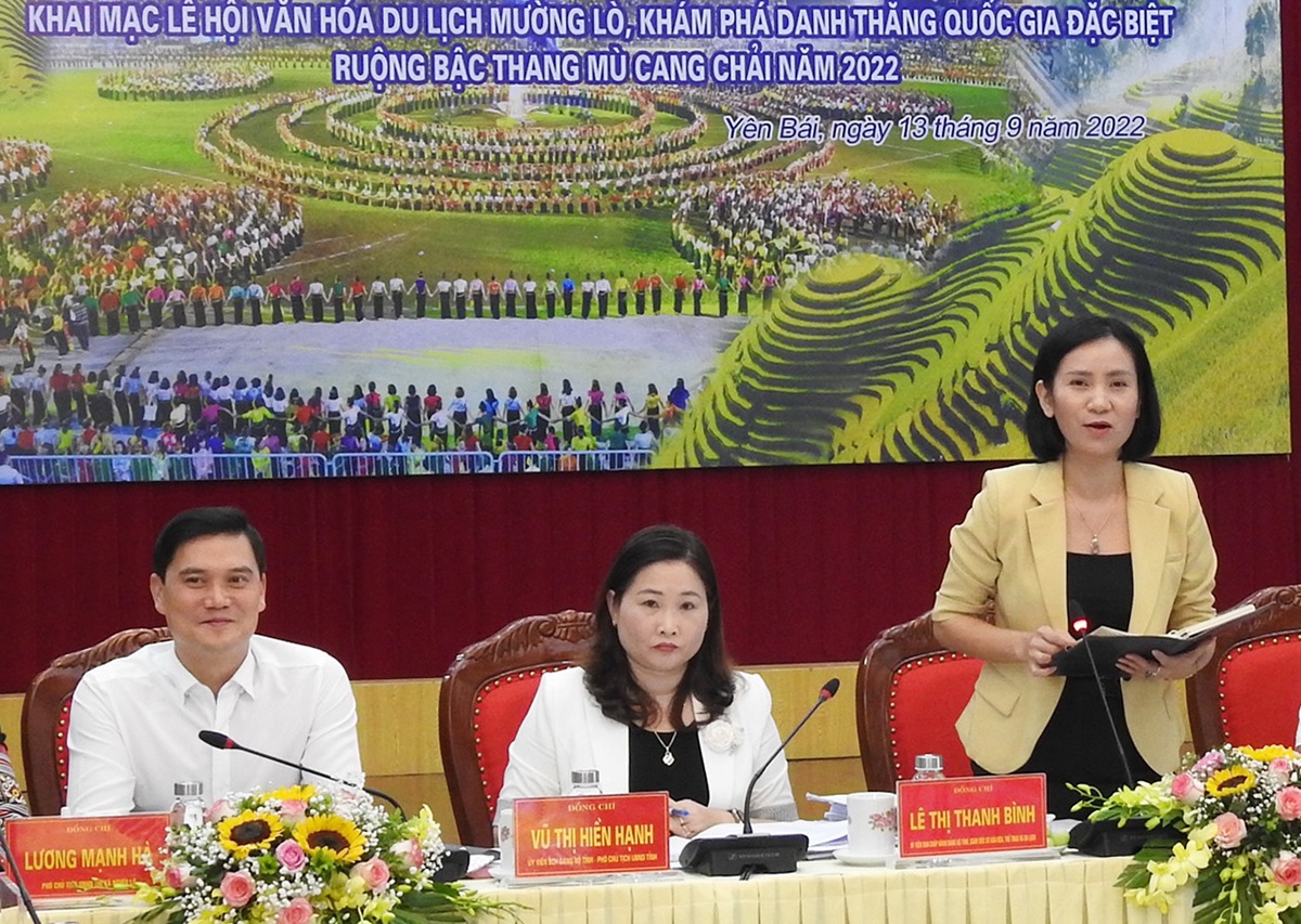 Giám đốc Sở VHTT&DL tỉnh Yên Bái Lê Thị Thanh Bình phát biểu tại buổi Họp báo 