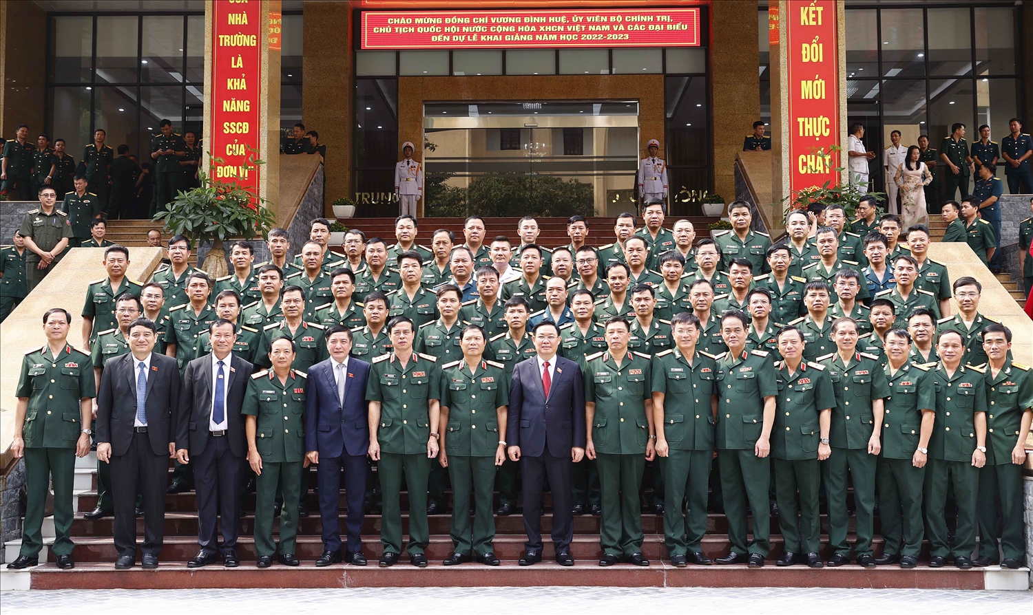 GS.TS Vương Đình Huệ - Chủ tịch Quốc hội, cùng các đại biểu chụp ảnh lưu niệm với Lãnh đạo, cán bộ Học viện Quốc phòng. Ảnh QH