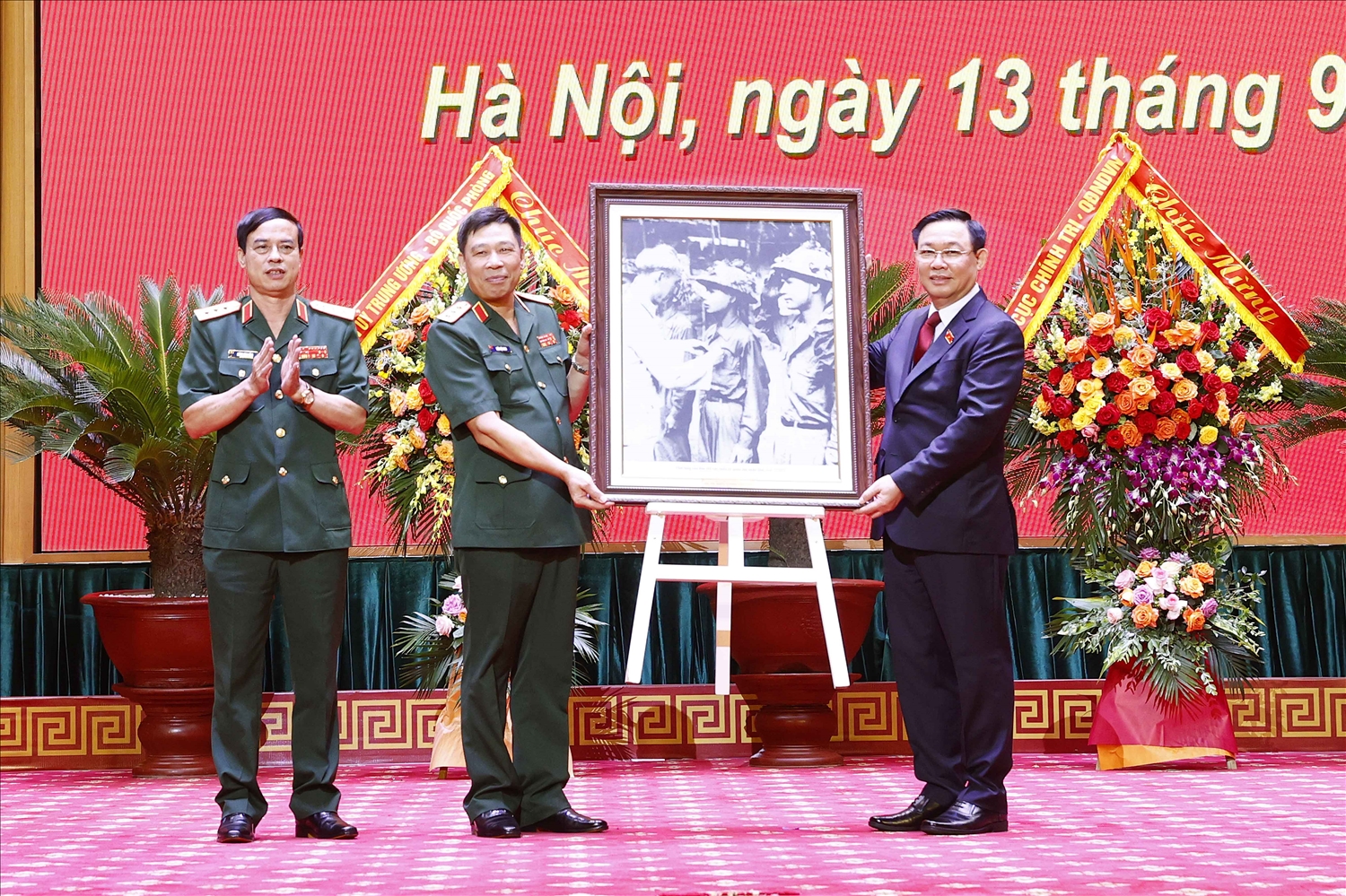  GS.TS Vương Đình Huệ - Chủ tịch Quốc hội tặng ảnh lưu niệm. Ảnh QH